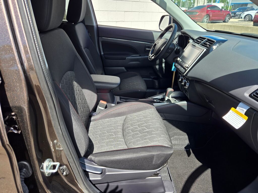 2025 Mitsubishi Outlander Sport LE photo 4