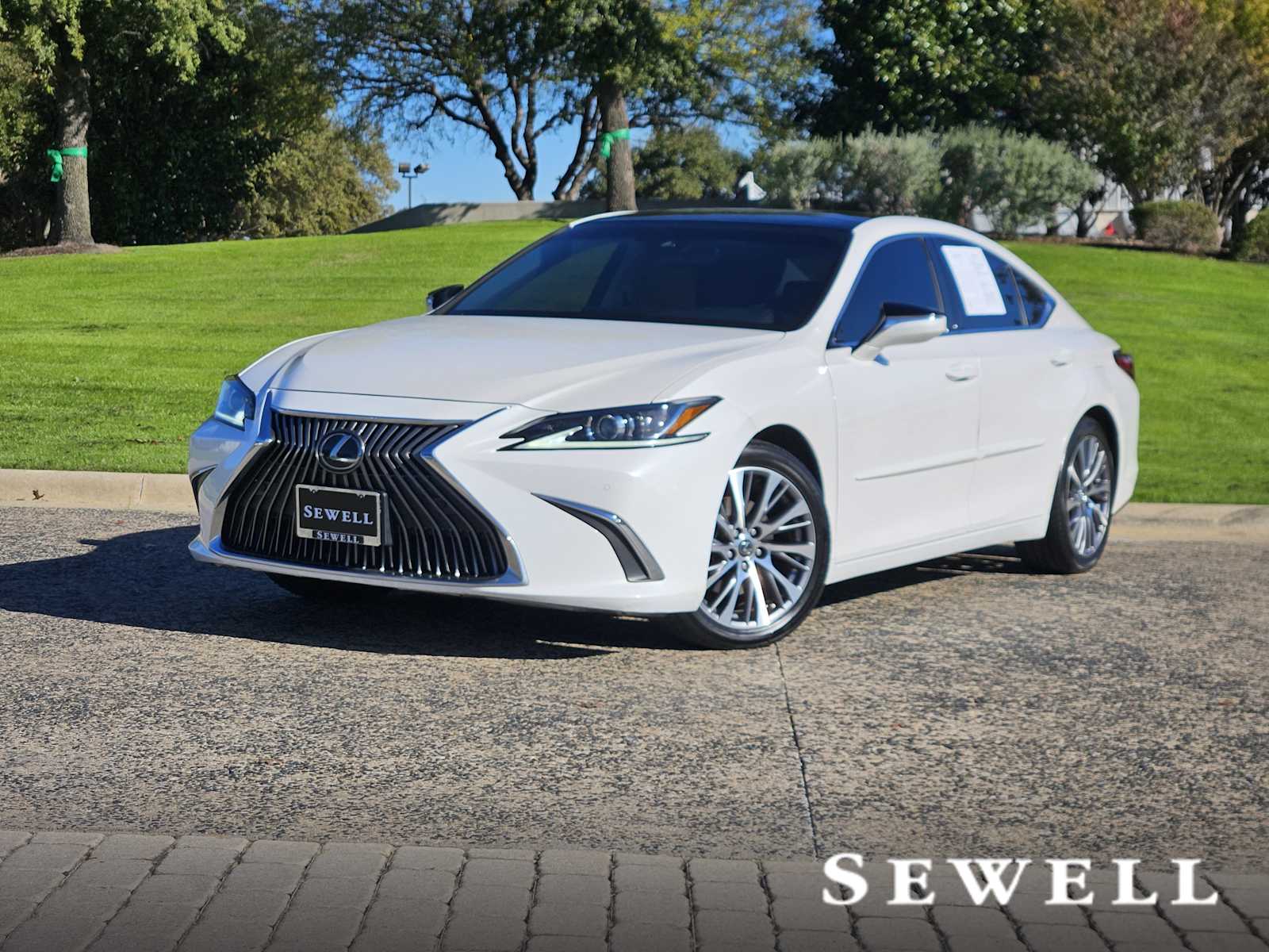 2020 Lexus ES 350's photo