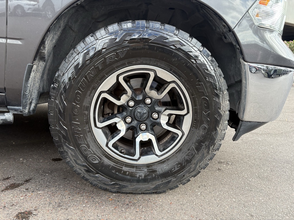 2019 Ram 1500 SLT photo 4
