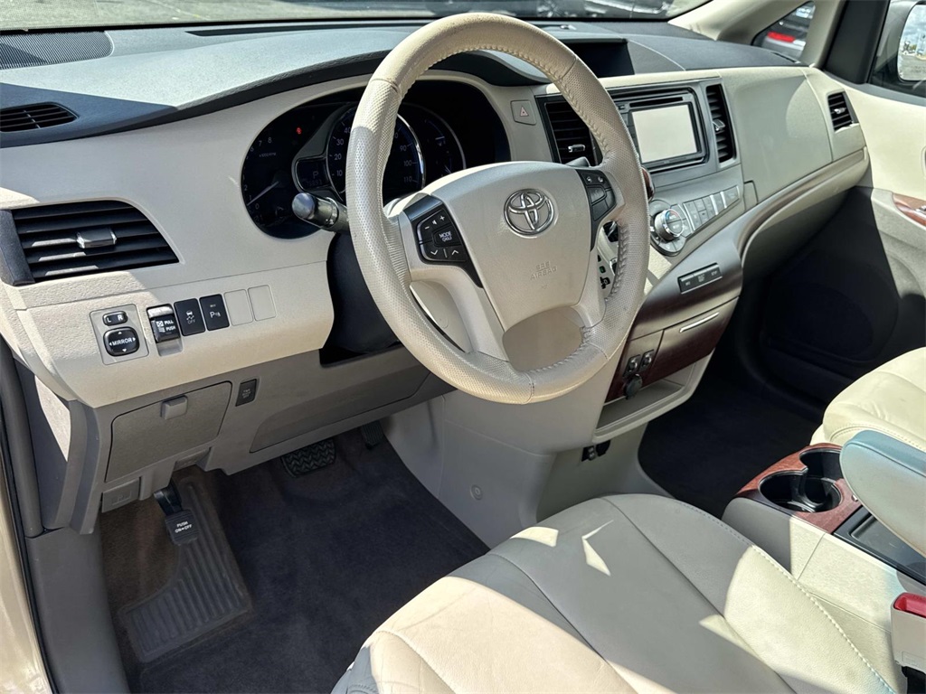 2014 Toyota Sienna XLE photo 2
