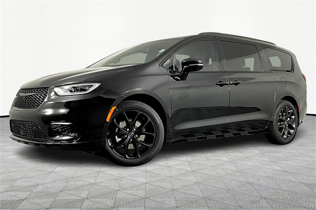 2026 Chrysler Pacifica Select's photo