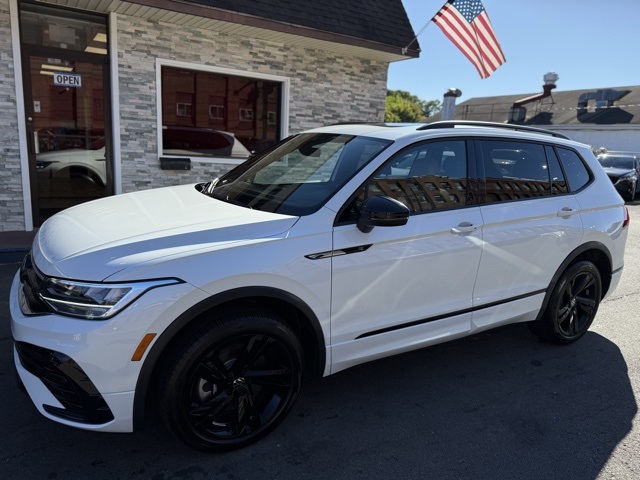 2024 Volkswagen Tiguan SE R-LINE BLACK's photo