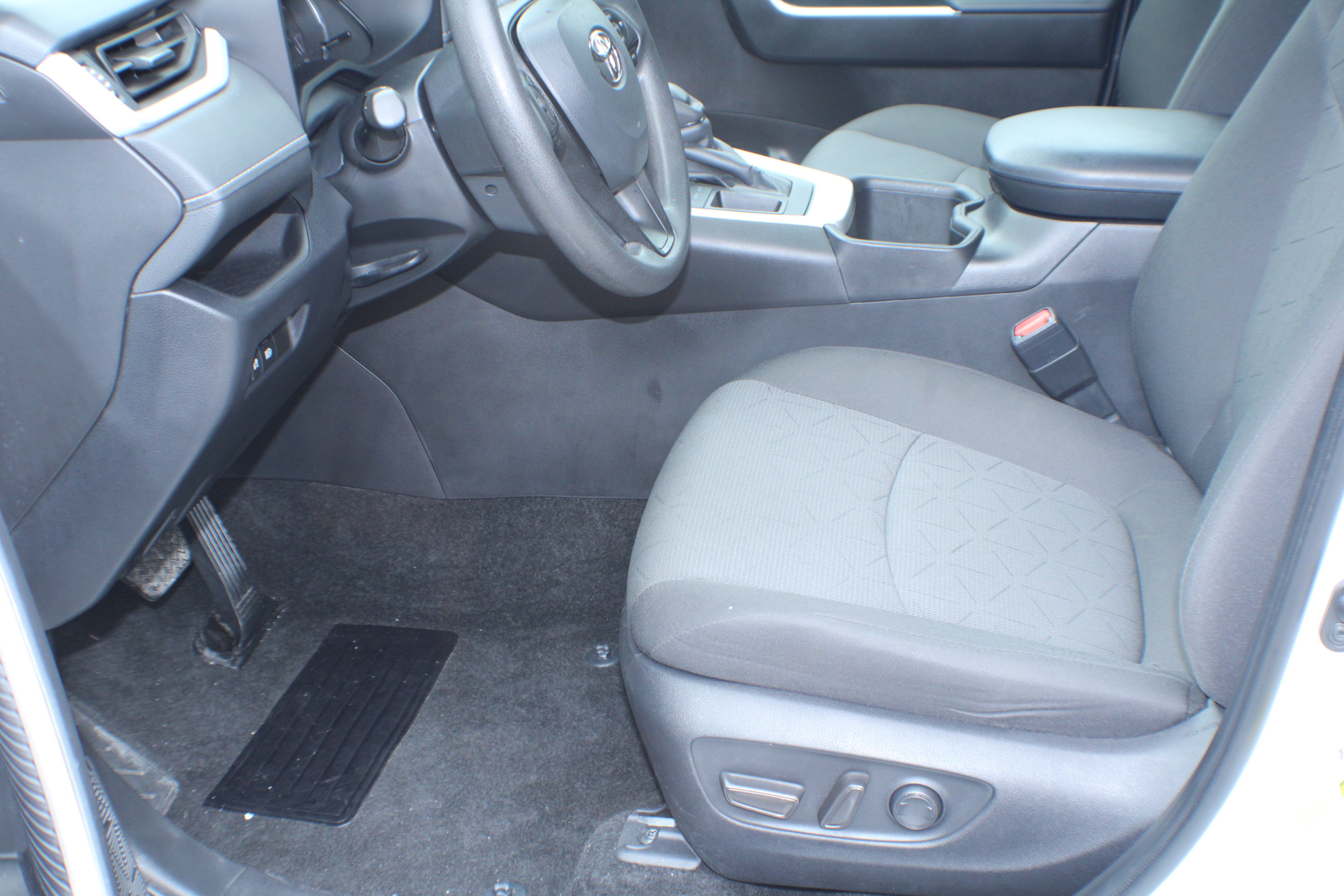 2024 Toyota RAV4 XLE photo 11