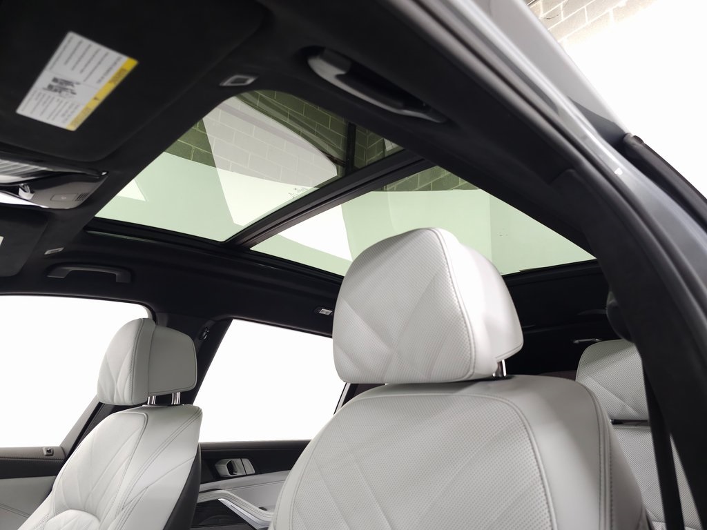 2023 BMW X7 - Image 17