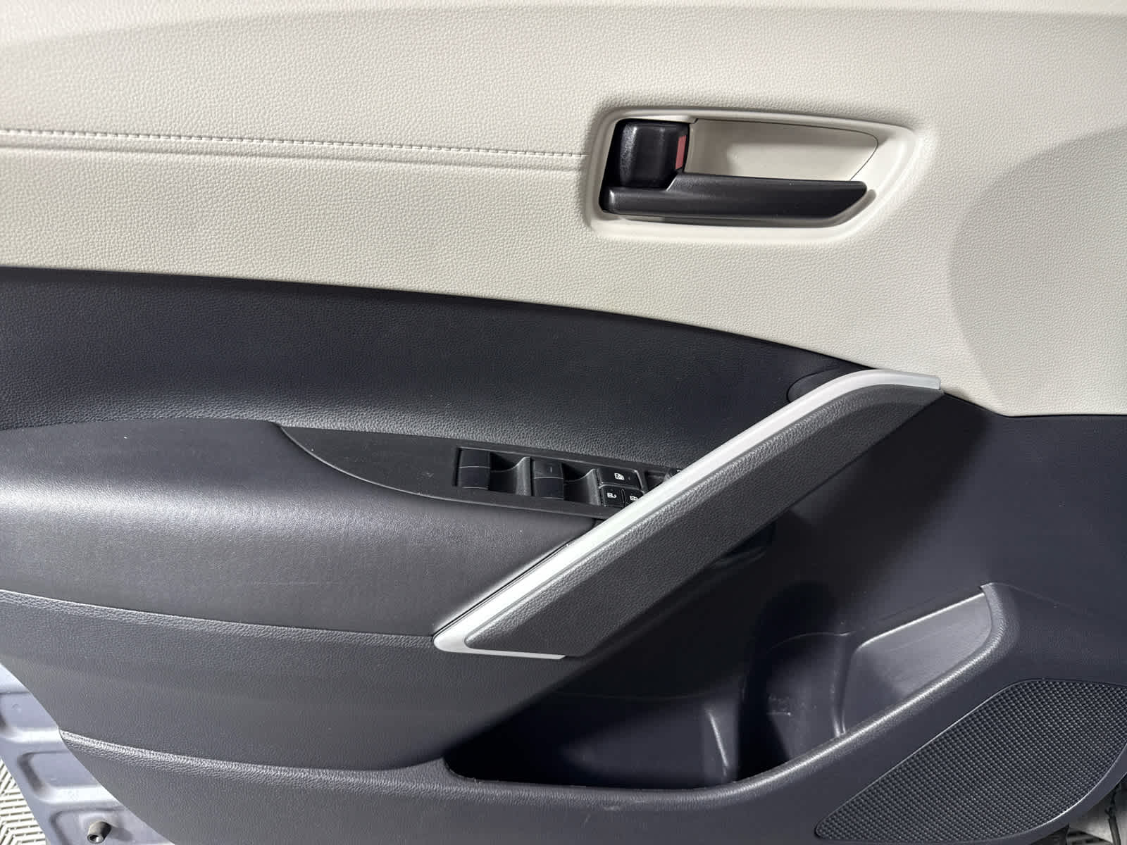 2022 Toyota Corolla Cross LE photo 16
