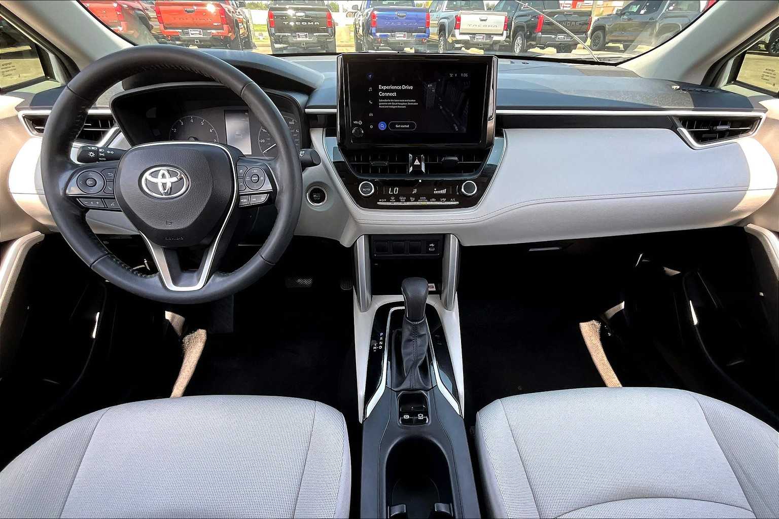 2023 Toyota Corolla Cross LE photo 14
