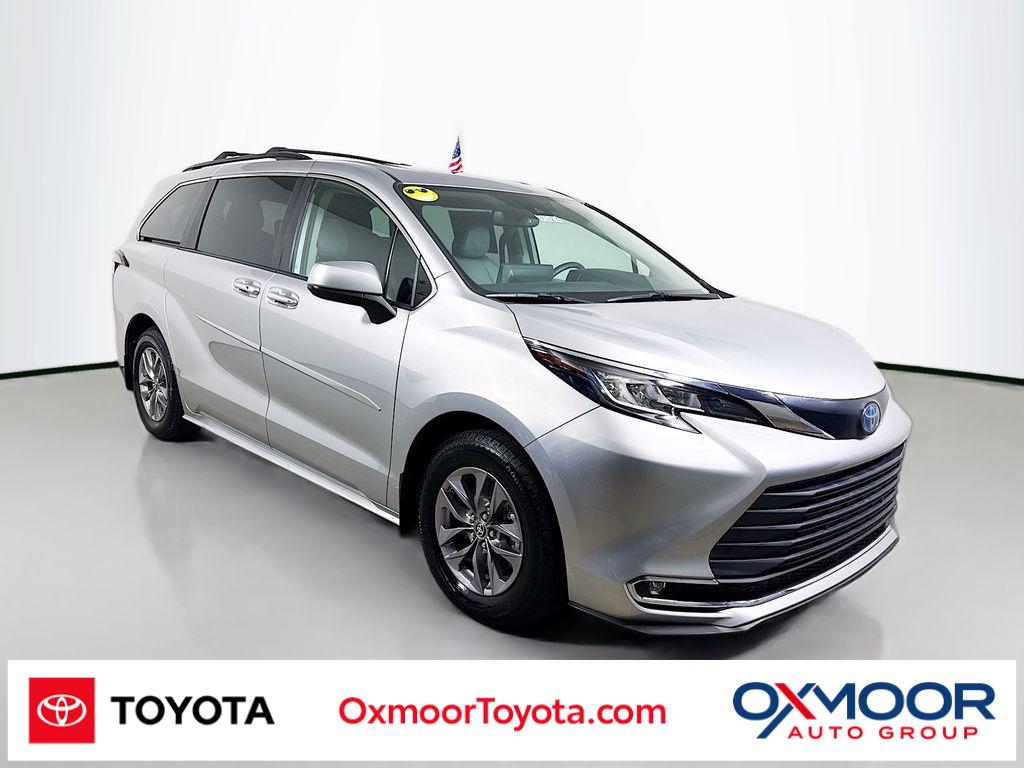 2022 Toyota Sienna XLE's photo