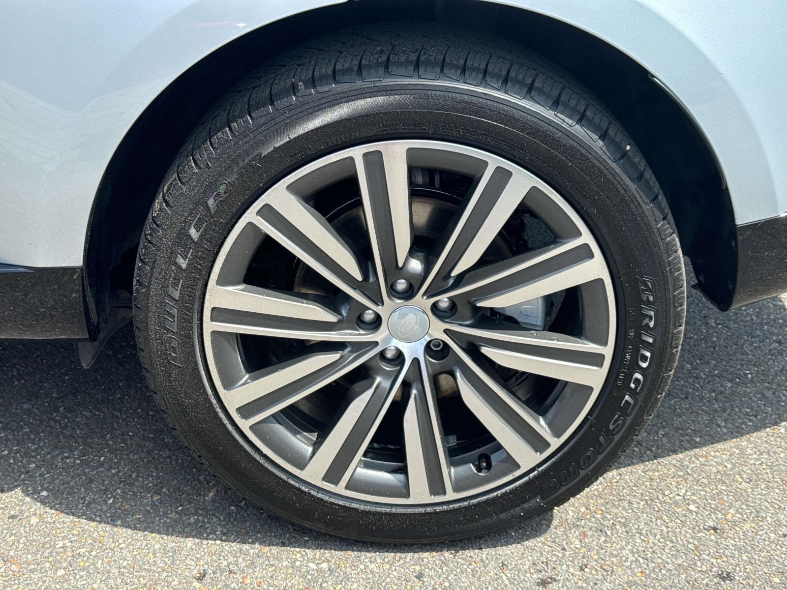 2023 Land Rover Range Rover SE photo 2