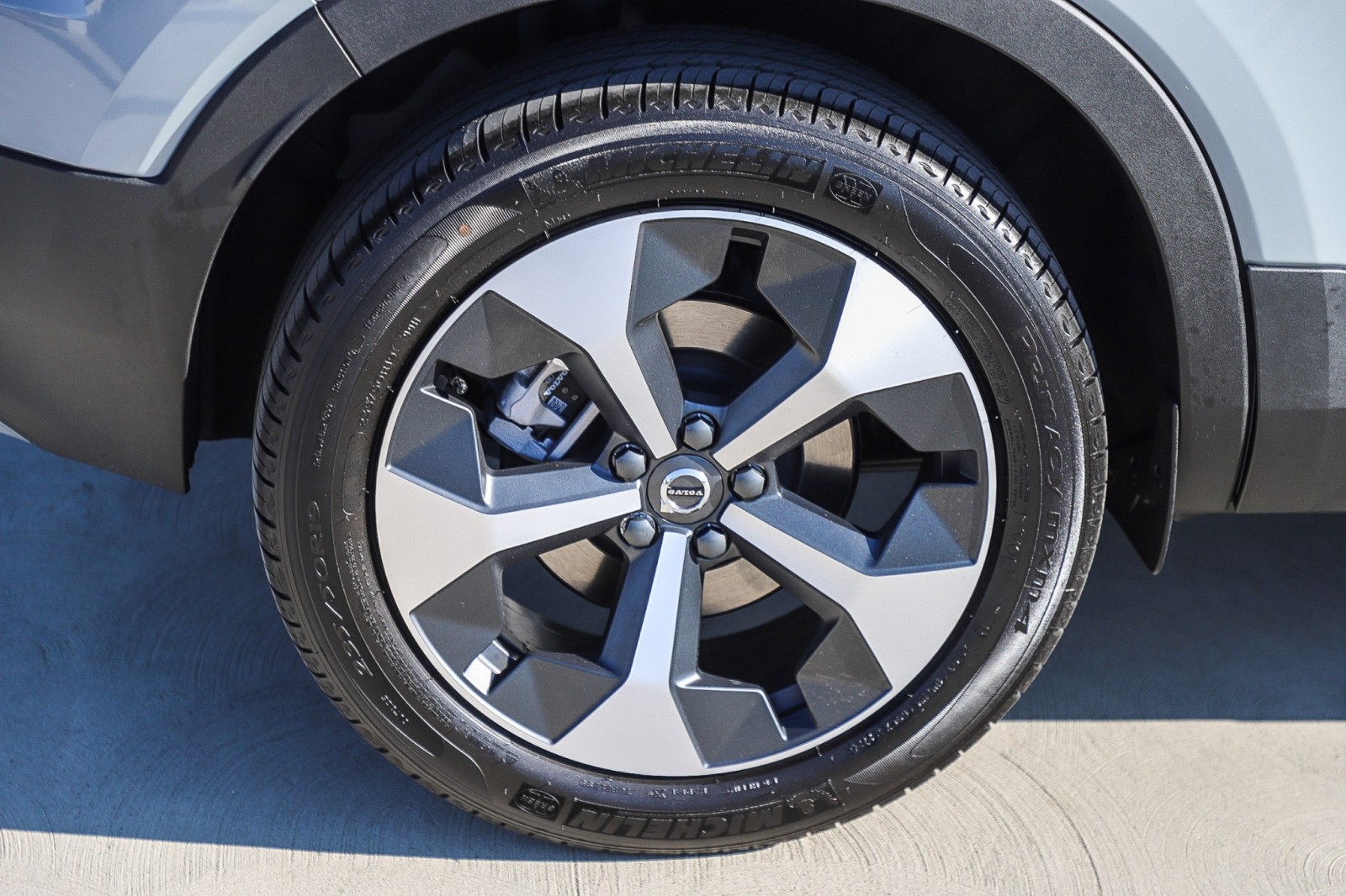 2025 Volvo XC40 Core photo 12