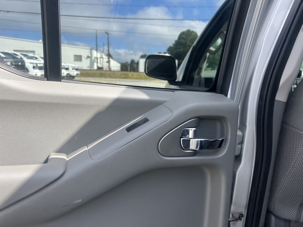 2015 Nissan Frontier SV photo 17