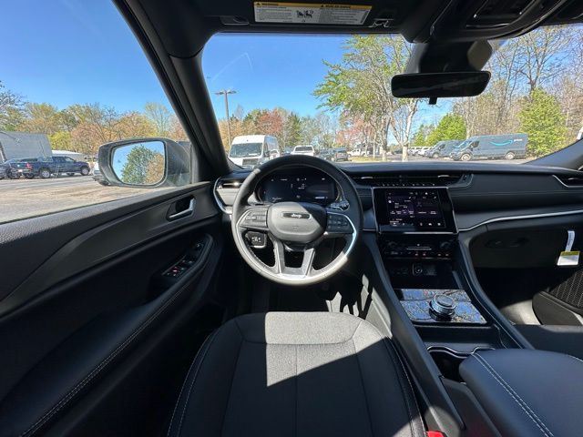 2025 Jeep Grand Cherokee Laredo photo 15