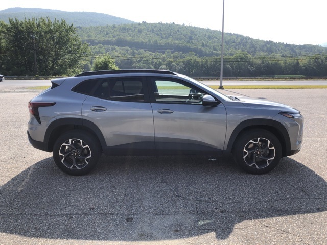 2024 Chevrolet Trax LT photo 2