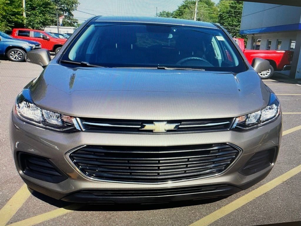 2022 Chevrolet Trax LS photo 2
