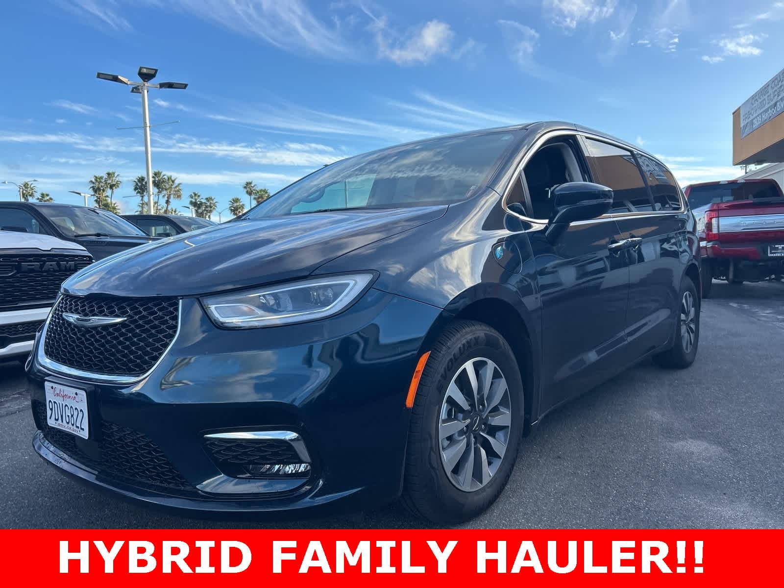 2022 Chrysler Pacifica Hybrid Touring L's photo