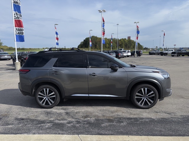 2023 Nissan Pathfinder Platinum photo 3