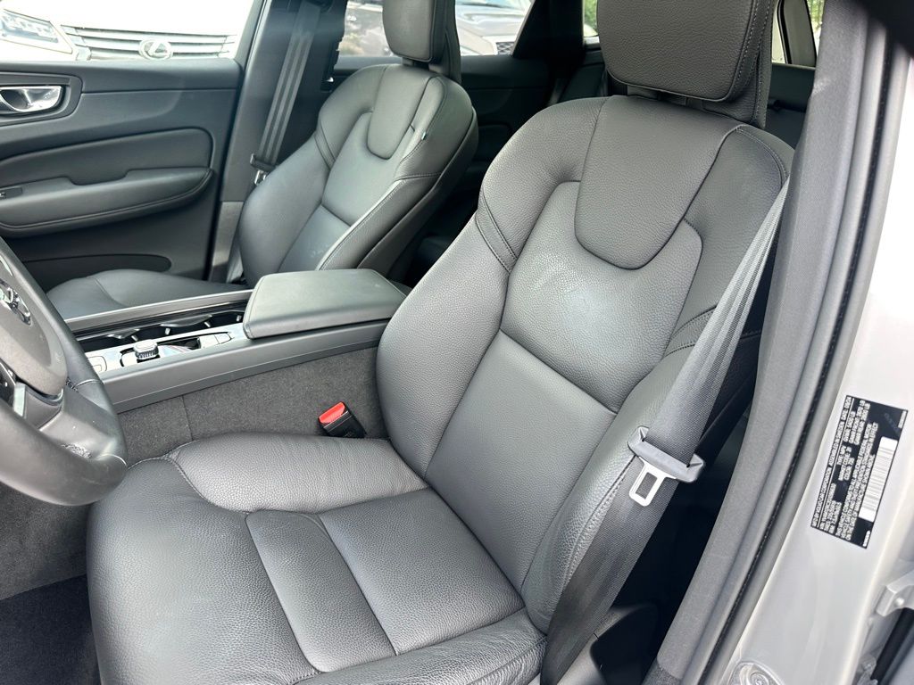 2025 Volvo XC60 B5 Plus photo 13