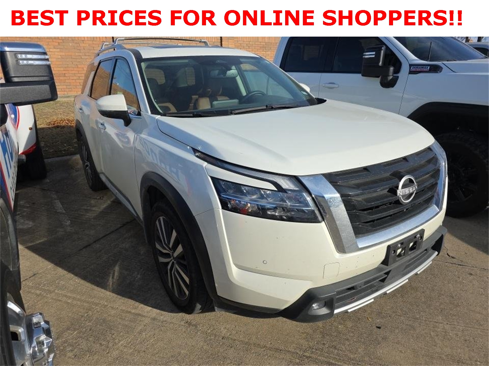 2022 Nissan Pathfinder Platinum's photo