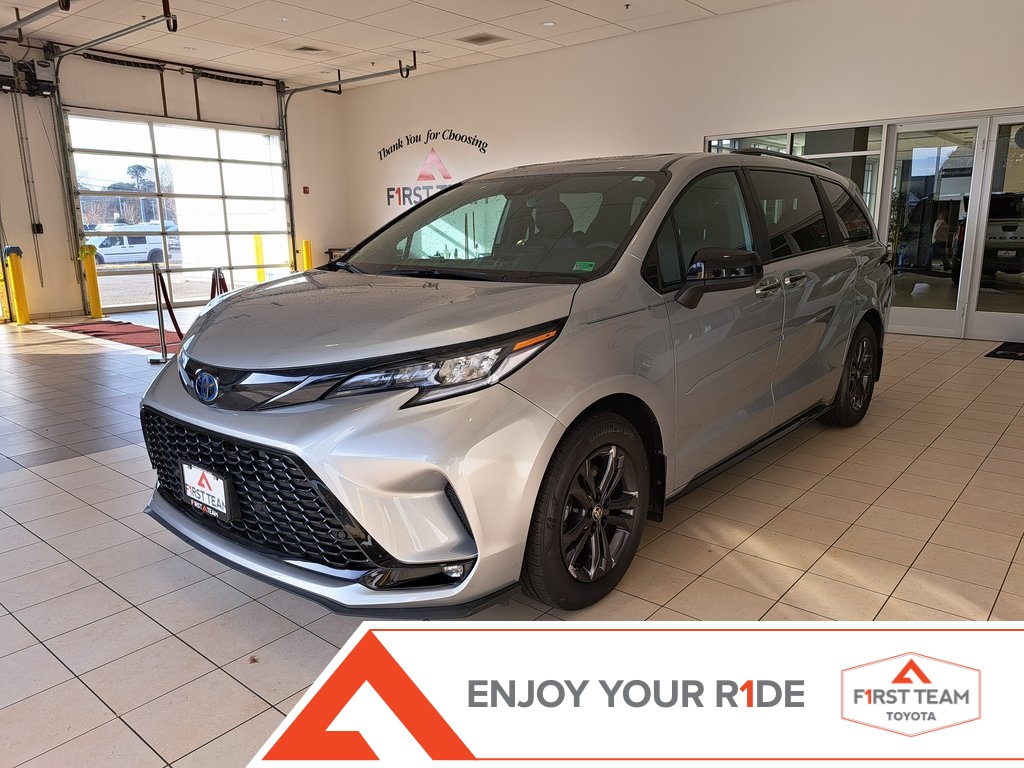 2025 Toyota Sienna XSE's photo