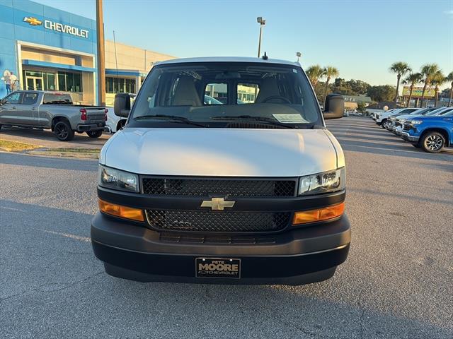 2025 Chevrolet Express Cargo 3500 photo 2