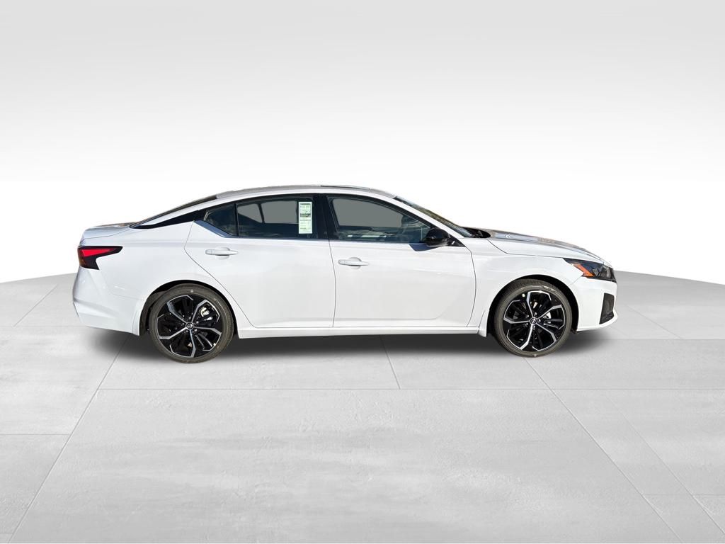 2025 Nissan Altima SR photo 4