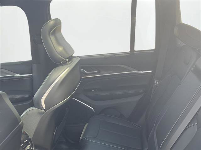 2023 Jeep Grand Cherokee Overland photo 14