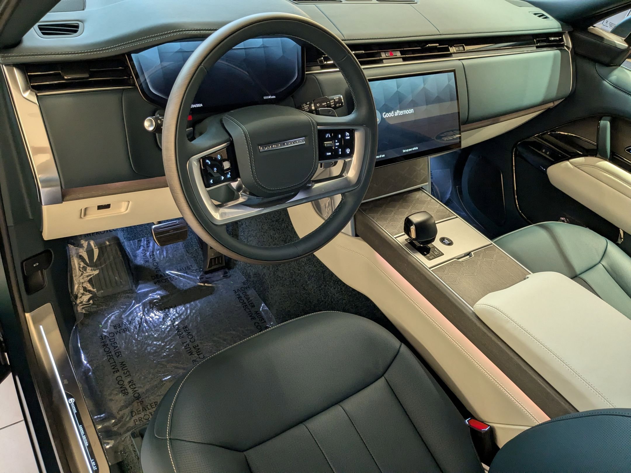 2025 Land Rover Range Rover SV photo 3