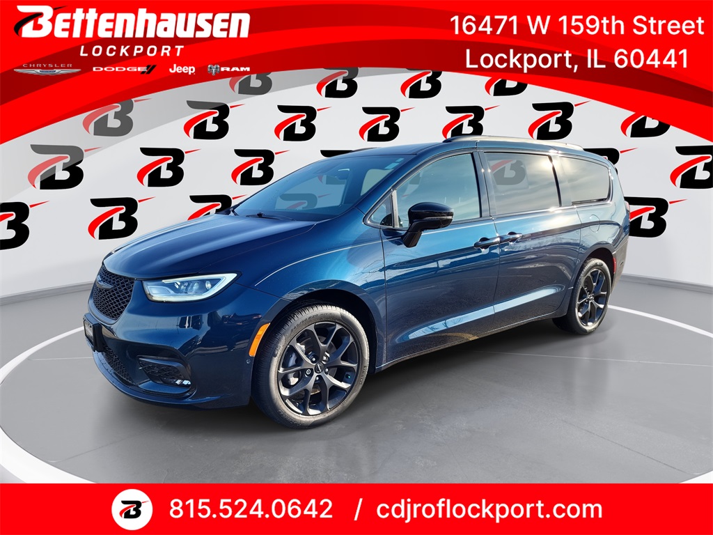 2023 Chrysler Pacifica Limited's photo