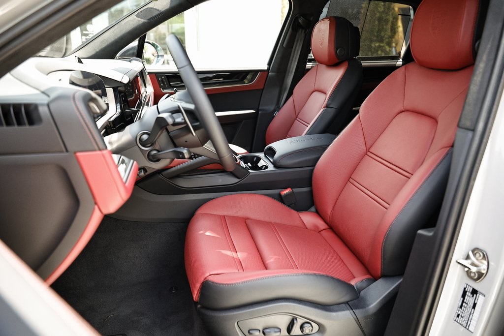 2025 Porsche Cayenne Turbo E-Hybrid photo 4