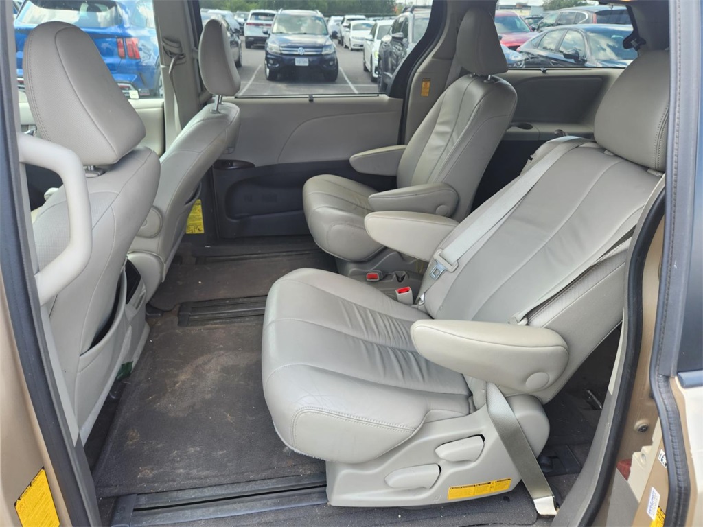 2014 Toyota Sienna XLE photo 17