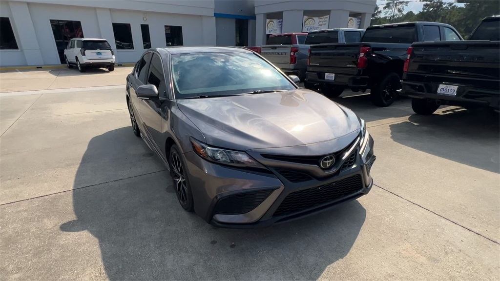 2022 Toyota Camry SE photo 2
