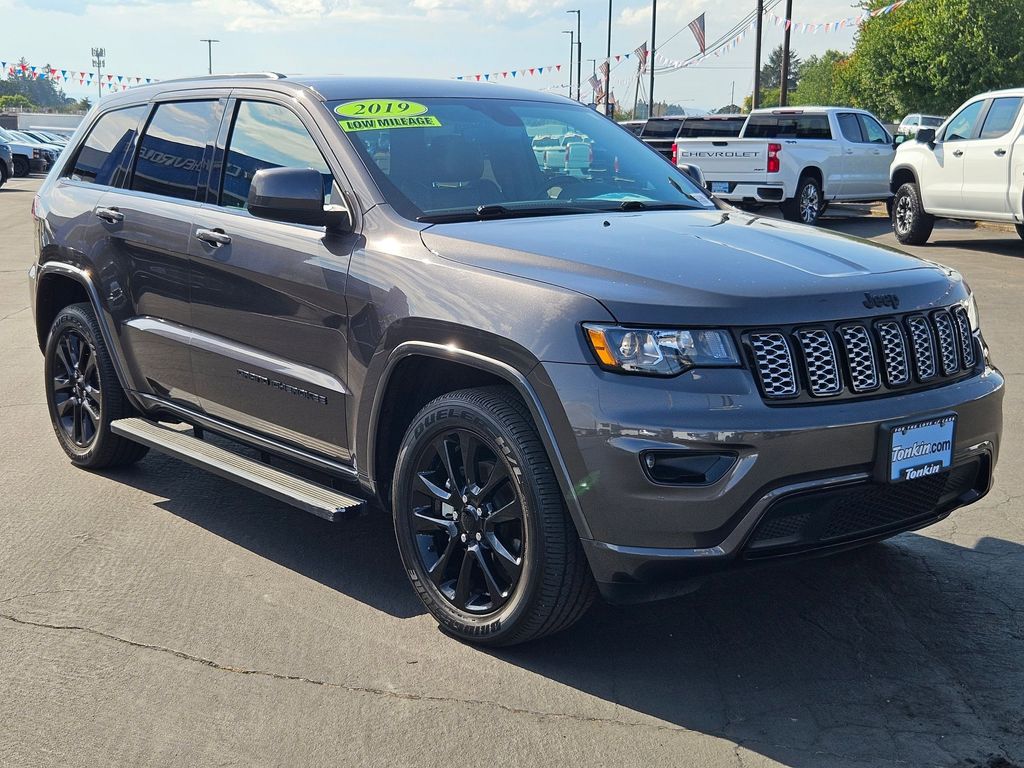 2019 Jeep Grand Cherokee Laredo Altitude photo 7