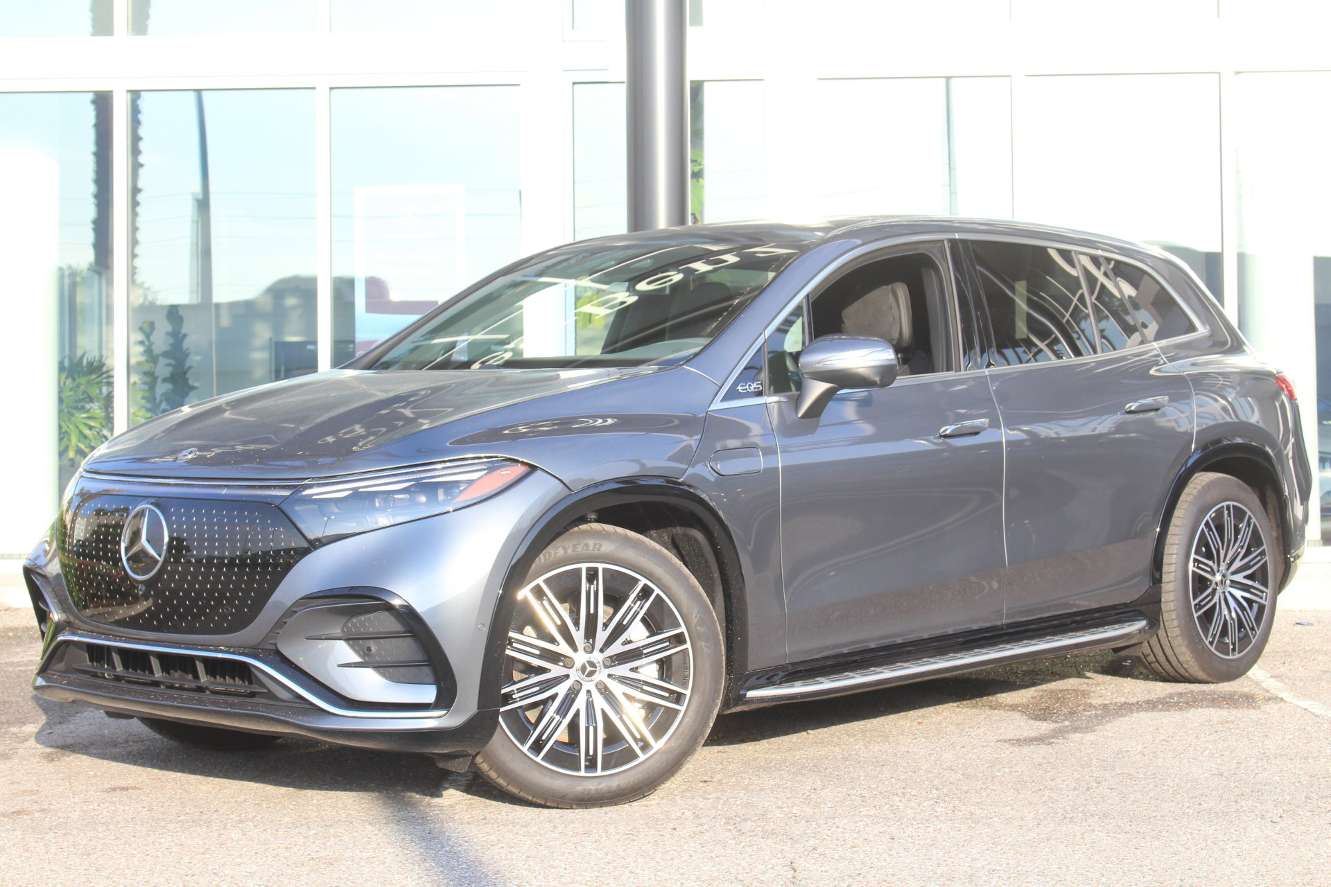 2025 Mercedes Benz EQS SUV 580 4MATIC photo 2