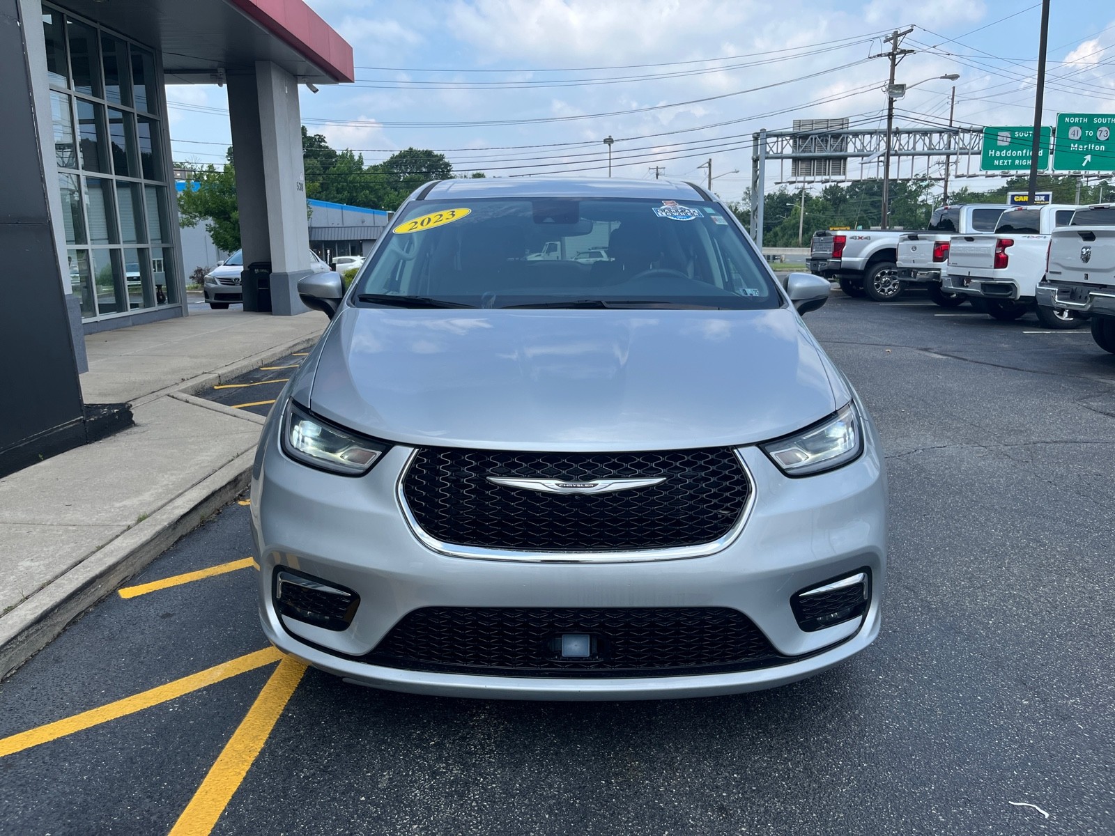 2023 Chrysler Pacifica Touring L photo 2