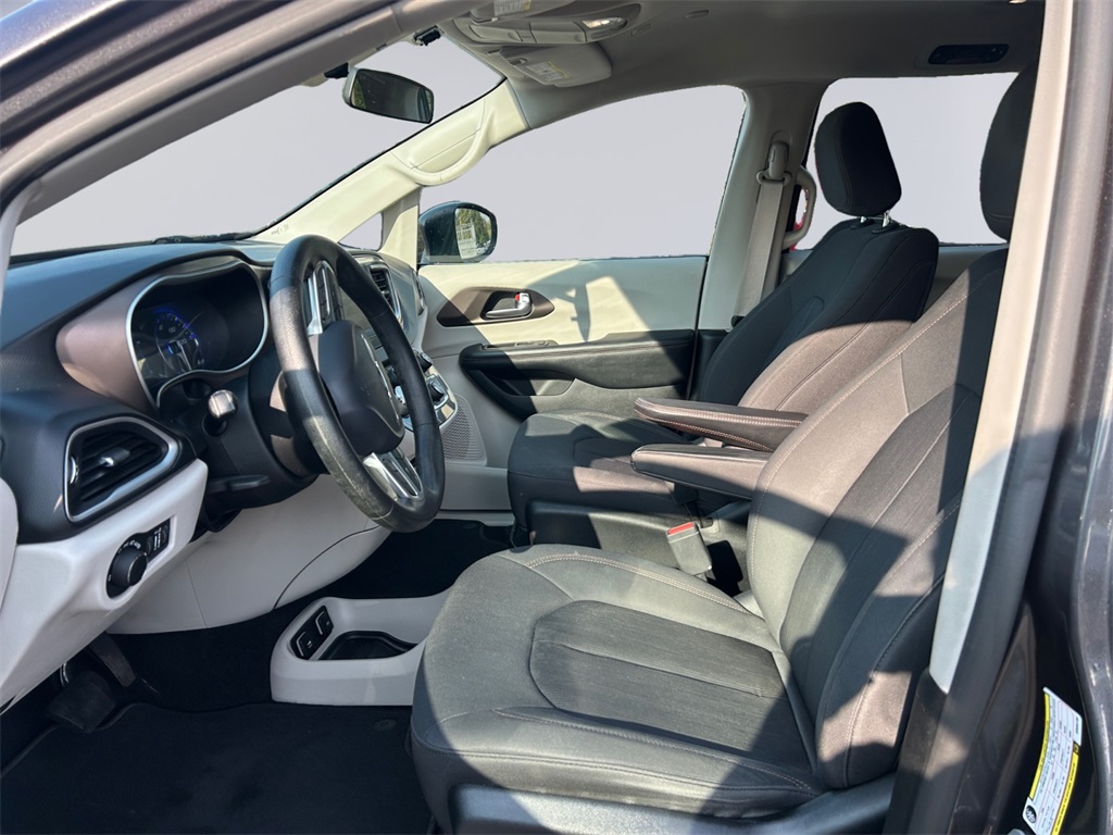 2019 Chrysler Pacifica Touring photo 10