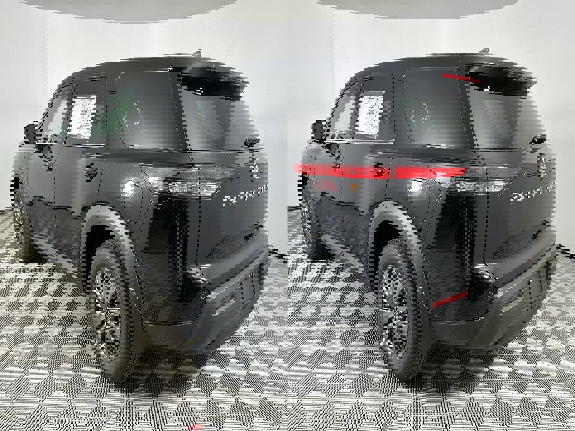 2025 Nissan Pathfinder S photo 2