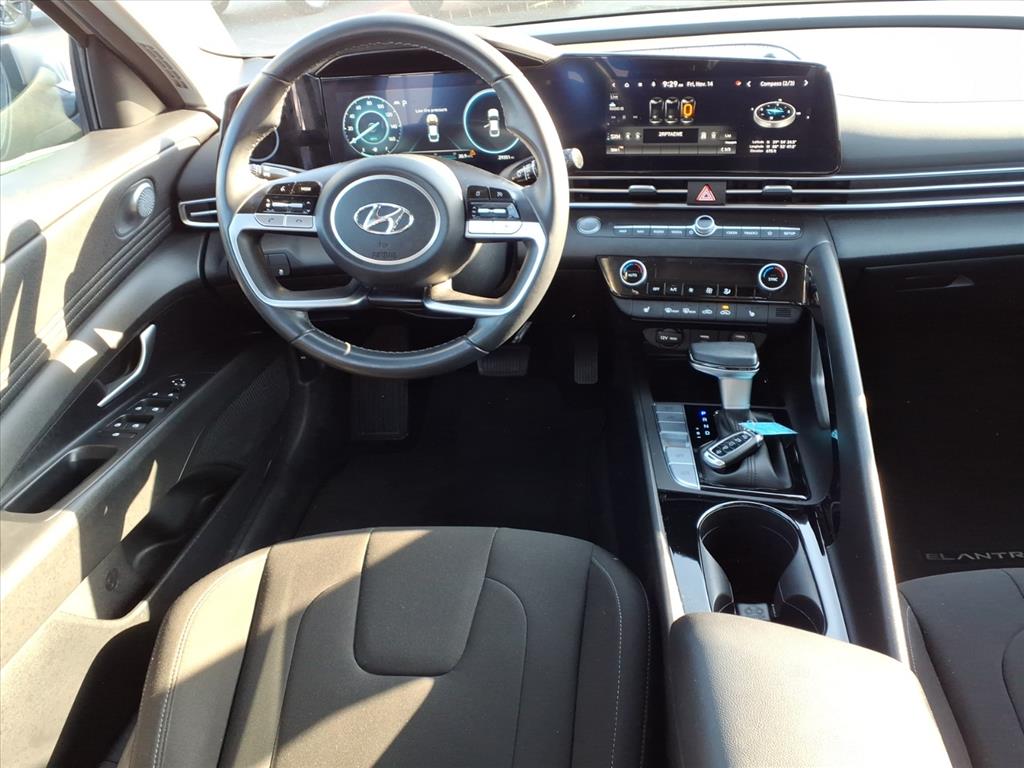 2023 Hyundai Elantra SEL photo 2