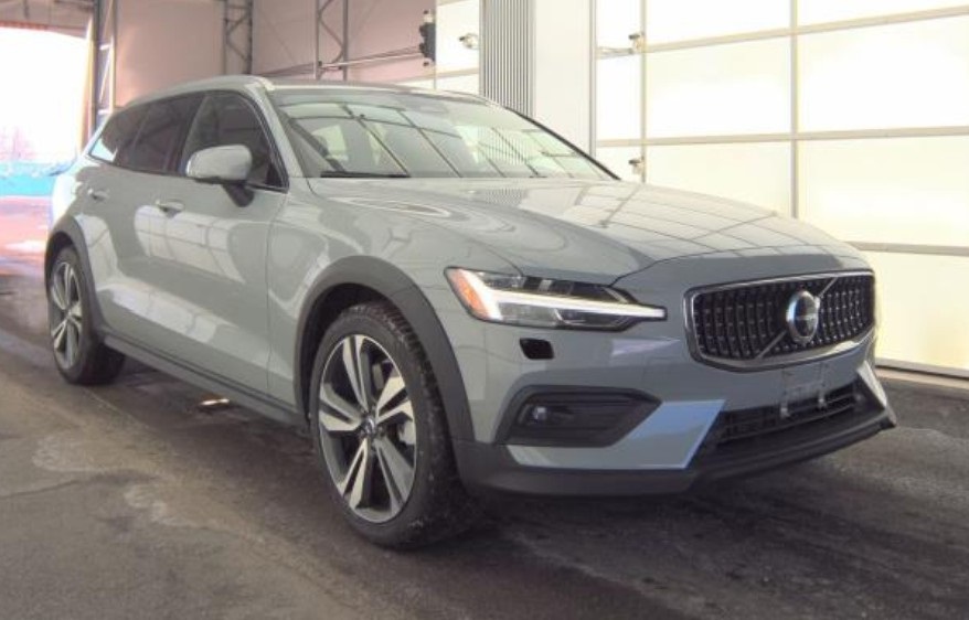 2025 Volvo V60 Cross Country Plus's photo