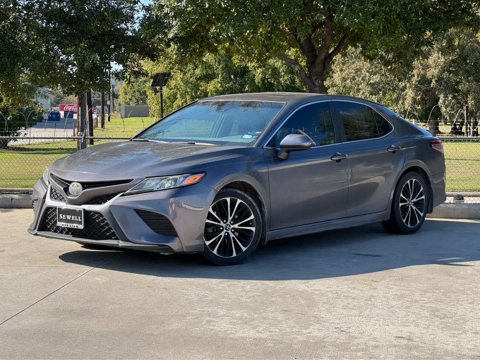 2018 Toyota Camry SE's photo