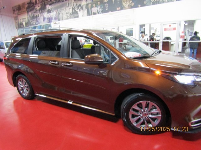 2022 Toyota Sienna XLE's photo