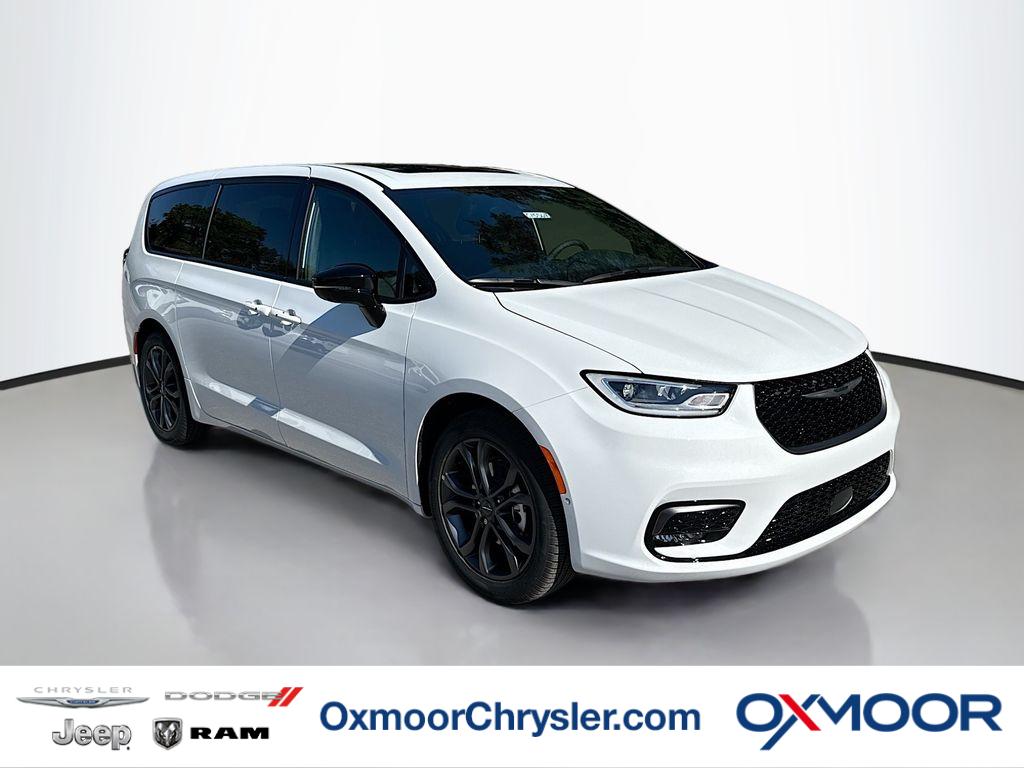 2026 Chrysler Pacifica Select's photo