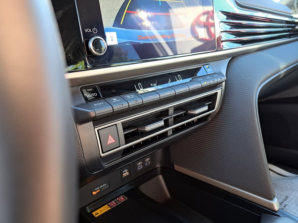 2025 Toyota Camry SE photo 18