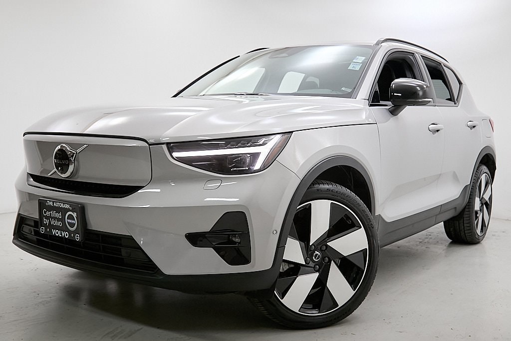 2023 VOLVO XC40 - Image 1