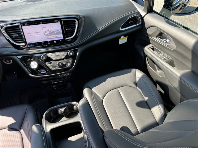 2025 Chrysler Pacifica photo 16