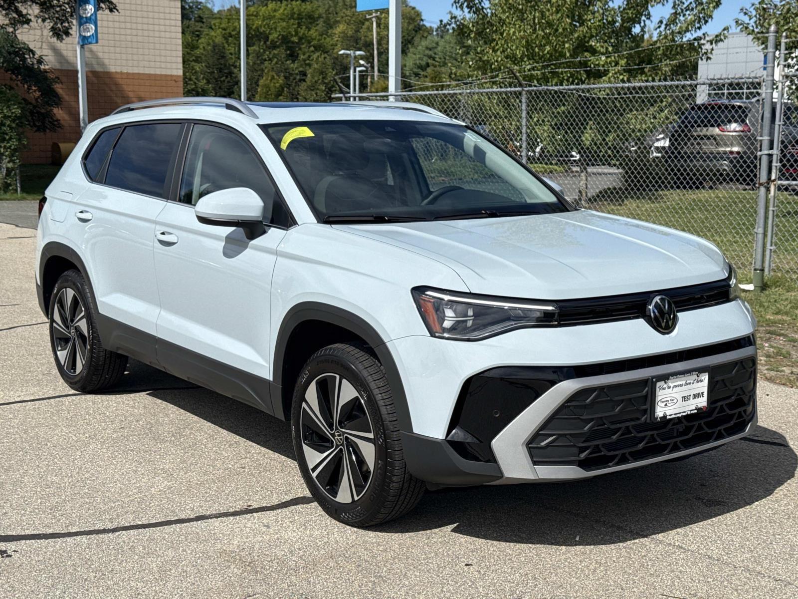 2025 Volkswagen Taos SE photo 2