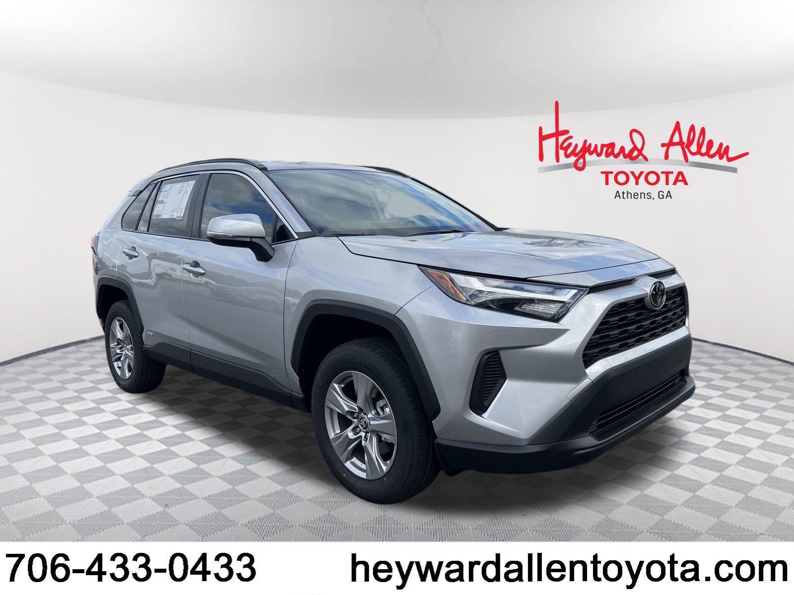 2025 Toyota RAV4 XLE's photo