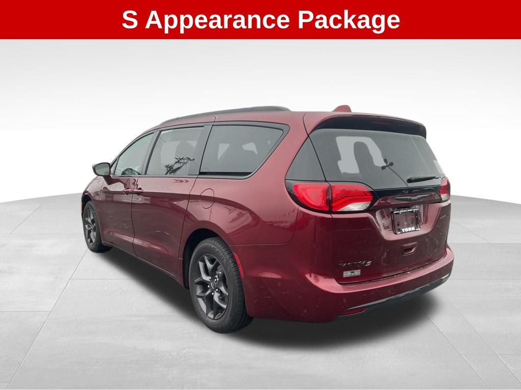 2018 Chrysler Pacifica Touring L photo 2