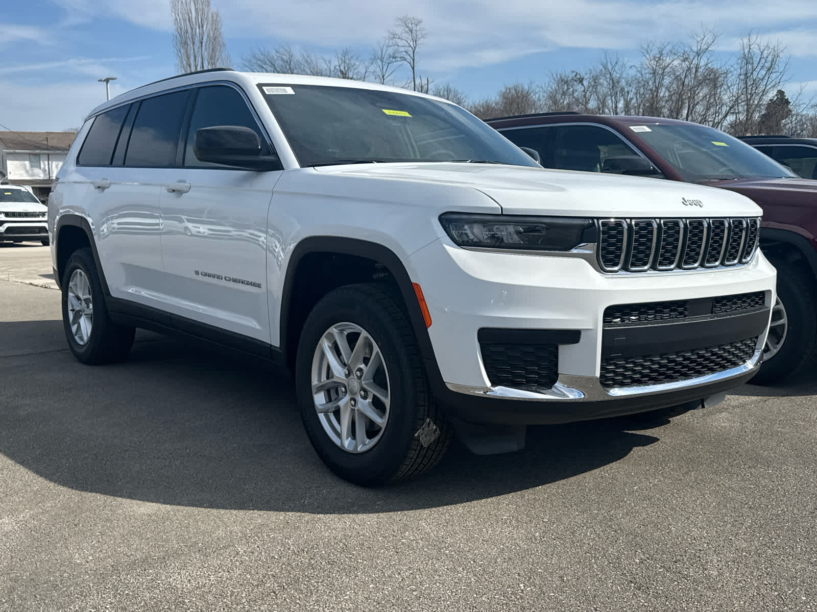 2025 Jeep Grand Cherokee Laredo photo 3