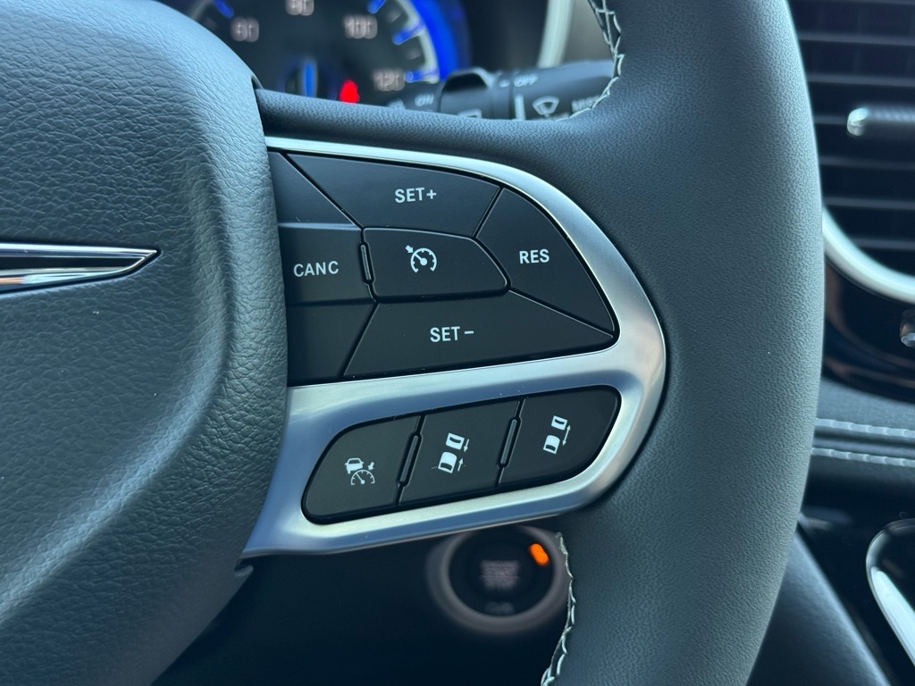 2025 Chrysler Pacifica photo 9
