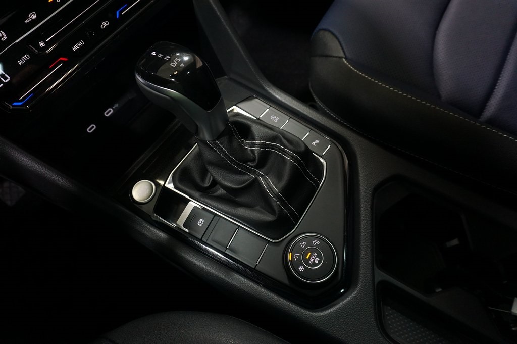 2025 Volkswagen Taos SEL photo 15