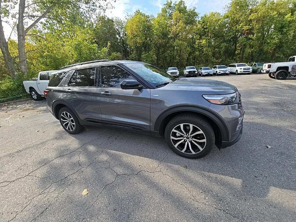 2022 Ford Explorer ST-Line photo 2